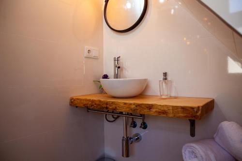 阿拉力兹A casa do Xastre的木台上带碗水槽的浴室