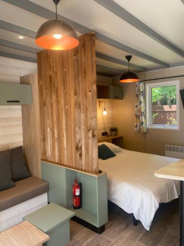 卡斯特拉讷弗雷德里克·密斯特拉营地酒店的一间卧室配有一张木墙床
