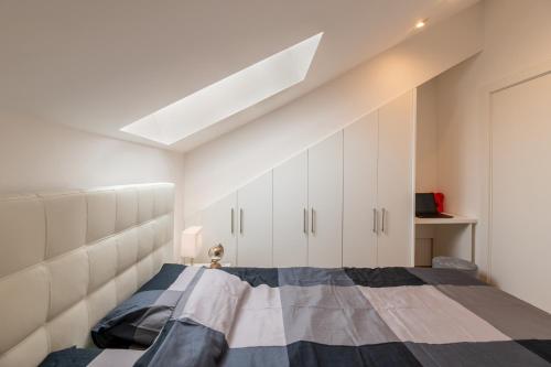 科普里夫尼察Apartments Adversarium的一间卧室配有一张床和天窗