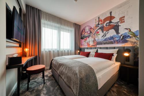 汉诺威NYCE Hotel Hannover的卧室配有一张大床,墙上挂着一幅大画