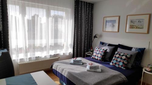 科瑟罗Strandnahe Ferienwohnungen mit Garten的一间卧室设有两张床和窗户。
