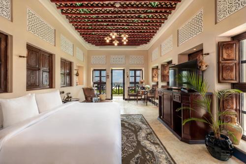 阿布扎比Al Maya Island & Resort的一间带大床的卧室和一间客厅