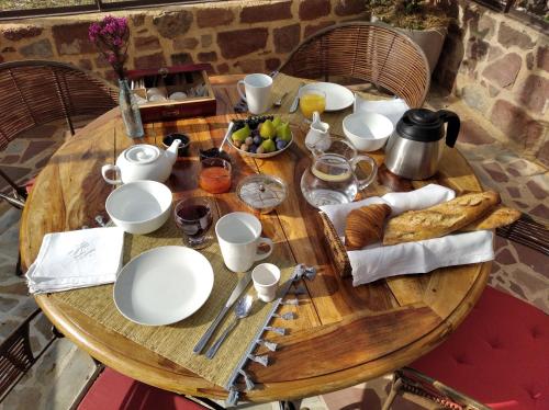 科隆热Le palmier d'Alice的木桌,盘子,杯子,一碗水果