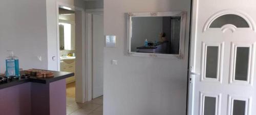 阿特米达Evelina's suite的厨房的白色门,带镜子