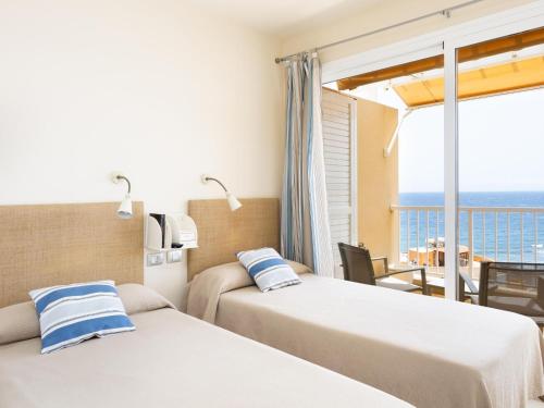 波里斯-德阿沃纳PillowAbroad - Dream sea view terrace Duplex的酒店客房设有两张床和一个阳台。
