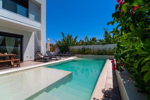 伊利索斯Thalassa Luxury Villa的一座房子后院的游泳池