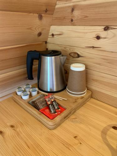 拉腊Glendalough Glamping - Adults Only的小木屋内托盘上的茶壶