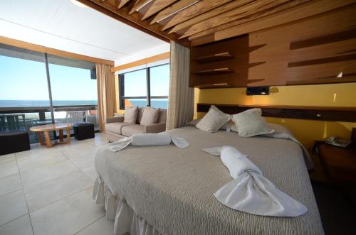格塞尔镇特根德玛典雅度假宾馆的一间卧室配有一张大床,上面有白色毛巾