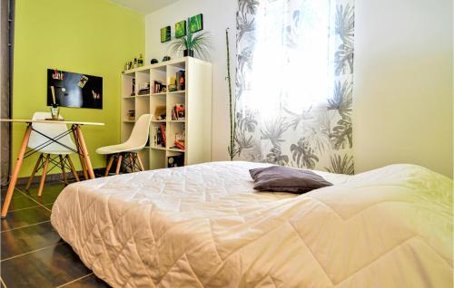 梅勒伊Beautiful Home In Meyreuil With Kitchen的一间卧室设有一张大床和一个窗户。