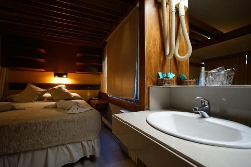 格塞尔镇特根德玛典雅度假宾馆的一间带水槽和床的浴室