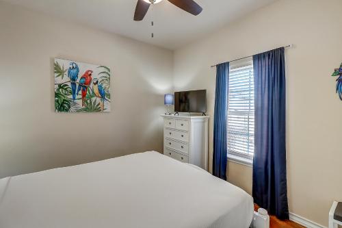 帕德雷岛Marquesas #310的一间卧室配有一张床和吊扇