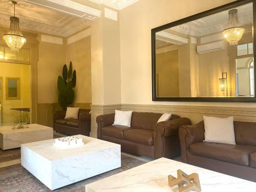 巴拿马城白玉兰酒店的带沙发和大镜子的客厅
