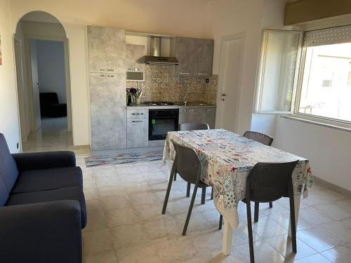 巴格里亚Donna Angela locazione turistica的一间带桌椅的厨房和一间用餐室