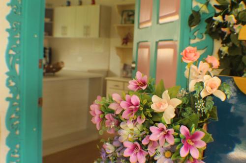 普韦布洛保Encanto Cafetero Montenegro的厨房里装满粉红色花的花瓶
