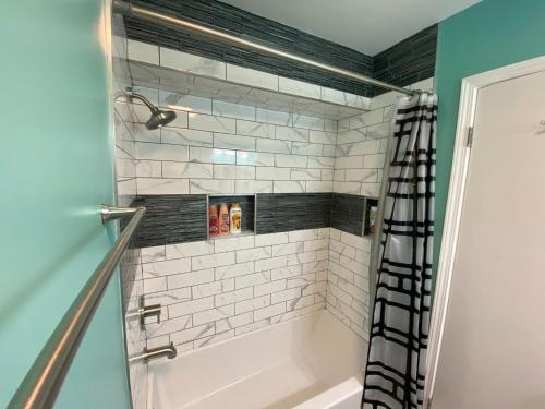 杰克逊维尔The Great Escape With Friends & Family & Pets!!!的浴室配有白色浴缸和淋浴。