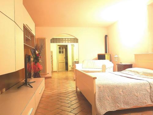 阿巴迪亚圣萨尔瓦托雷Casa Mica的一间带两张床的卧室和一台电视