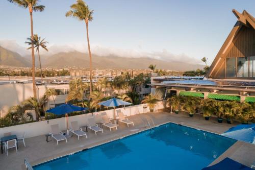 卡胡卢伊毛伊岛海滩酒店的一张拥有游泳池和棕榈树的酒店形象