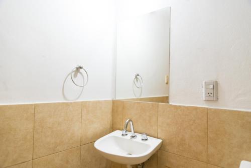 门多萨Alojamiento Aloja N1的一间带水槽和镜子的浴室