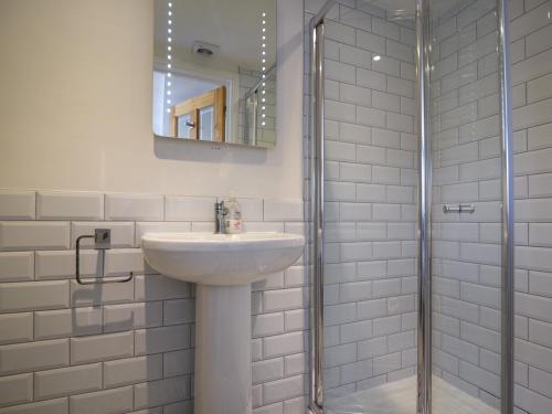 莱姆里吉斯Ayla的白色的浴室设有水槽和淋浴。