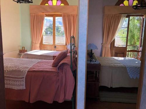 维库尼亚HOTEL Halley的一间卧室设有两张床和窗户。