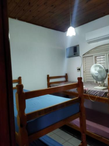 博尼图Casa Bela的客房设有带风扇的双层床。