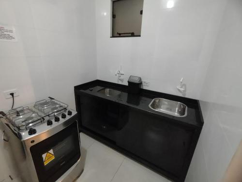 巴拉那州蓬塔尔Condominio Boa Vista的厨房配有炉灶和水槽
