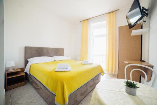 塞尔瑟Studio Selce 2364c的酒店客房,配有一张黄色毯子床