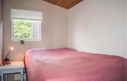 龙讷比Beautiful Home In Ronneby With Kitchen的一间卧室配有一张床、一张书桌和一个窗户。