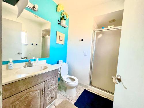 萨克拉门托WHOLE Family - Rosemont的浴室配有卫生间、盥洗盆和淋浴。