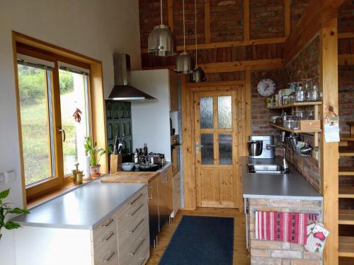 特伦钦Nature Homestay的厨房设有木墙和台面
