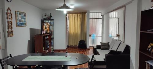 利马Apartamento Marco Airport的客厅配有桌子和沙发