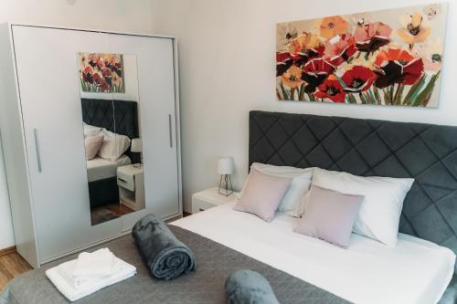 温科夫齐Apartman Star #1的一间卧室配有一张床和一面大镜子
