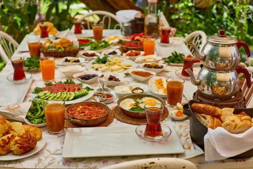 阿拉恰特迪格曼尼豪宅住宿加早餐旅馆的一张长桌,上面有食物和饮料