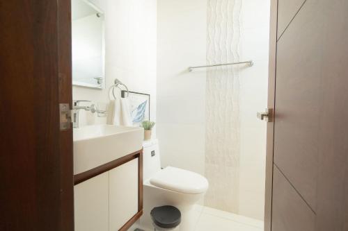 圣地亚哥洛斯卡巴Soha suites I的浴室配有白色卫生间和盥洗盆。