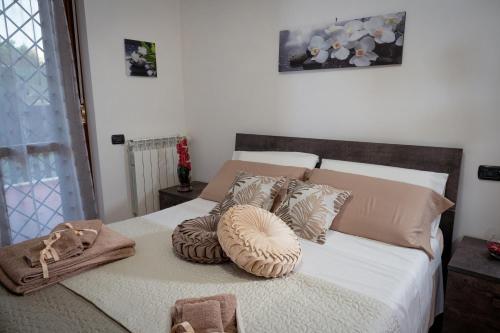 菲乌米奇诺SUITE LEONARDO RELAX的一间卧室配有带枕头的床