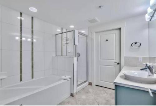 德斯坦3 bedroom Sandestin condo in Baytowne Wharf!的带浴缸、水槽和淋浴的浴室