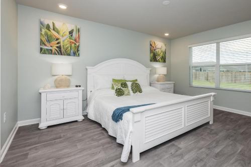 弗利Coastal Bliss的卧室配有白色的床和窗户。
