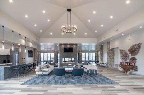 坎普维德Verde Ranch RV Resort的带沙发和桌子的大客厅
