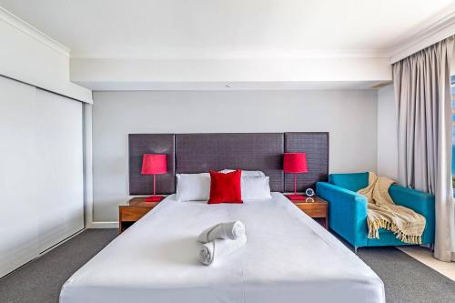 达尔文'Top Horizons' Resort style Stay with Pool & Ocean Views的一间卧室配有一张大床和两把椅子
