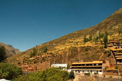 皮萨克Hotel Everest的山边的一组建筑
