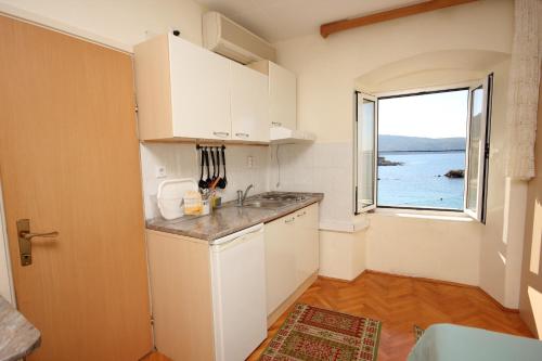 科米扎Apartments and rooms by the sea Komiza, Vis - 2431的厨房设有水槽和窗户。