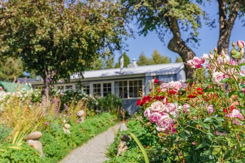 特卡波湖Aldourie Lodge的一座花园,在一座建筑前种有鲜花