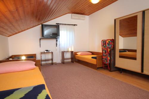 康斯基Apartments by the sea Mali Losinj (Losinj) - 2496的一间酒店客房,设有两张床和电视