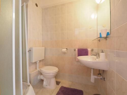 斯拉诺Double Room Slano 2682e的一间带卫生间和水槽的浴室