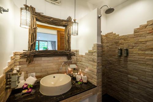 华欣华欣拉萨苏巴度假酒店的一间带水槽和镜子的浴室