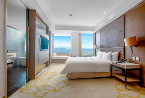 万隆万隆达戈公园洲际酒店的一间带大床的卧室和一间浴室