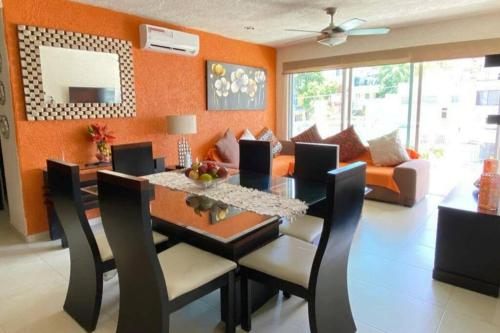 阿卡普尔科Hermoso departamento con alberca的一间带桌椅和沙发的用餐室