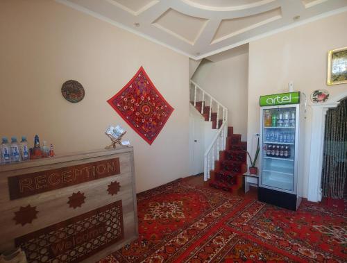 希瓦XIVA AZIM OTA的一间设有饮料自动售货机和楼梯的房间