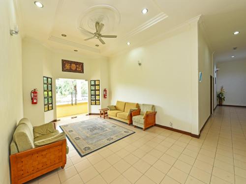 瓜拉丁加奴Super OYO Capital O 90434 Marmoris House的客厅配有两张沙发和吊扇