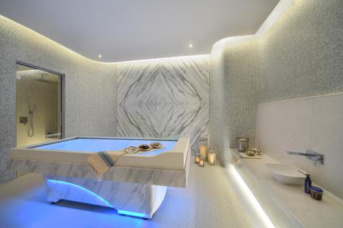 多哈Le Mirage City Walk的带浴缸和盥洗盆的大浴室